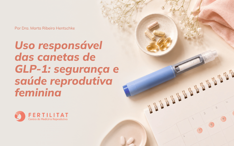 Imagem de capa para artigo sobre uso responsável das canetas de GLP-1, mostrando caneta aplicadora ao lado de calendário menstrual e vitaminas, em composição clean e elegante relacionada à saúde reprodutiva feminina.