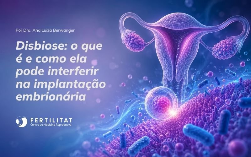 imagem que representa o interior do organismo feminino. Em primeiro plano, partículas e micro-organismos benéficos em tons de azul e verde simbolizando a microbiota. Ao fundo, uma ilustração sutil de um embrião em processo de implantação no útero.